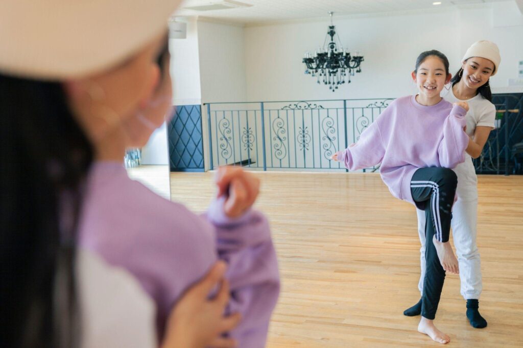 新潟市中央区のK-POPダンススクール初心者少人数で楽しく学ぶ風景