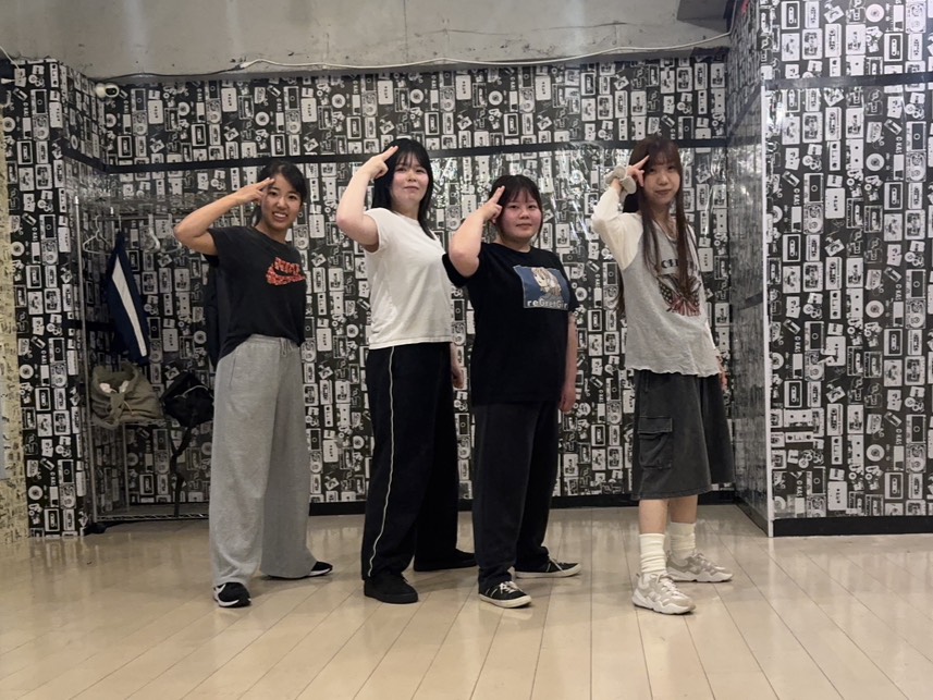 新潟市のK-POPダンススクール初心者少人数で練習するシーン