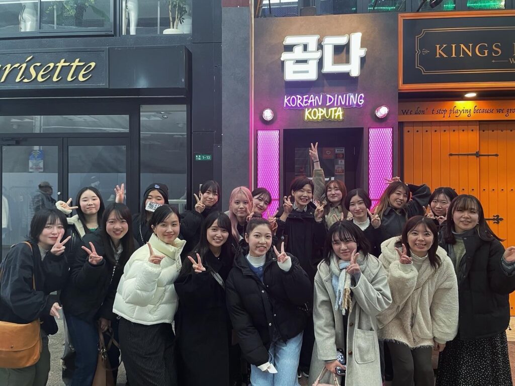 新潟市中央区のK-POPダンススクール初心者少人数で学ぶ様子