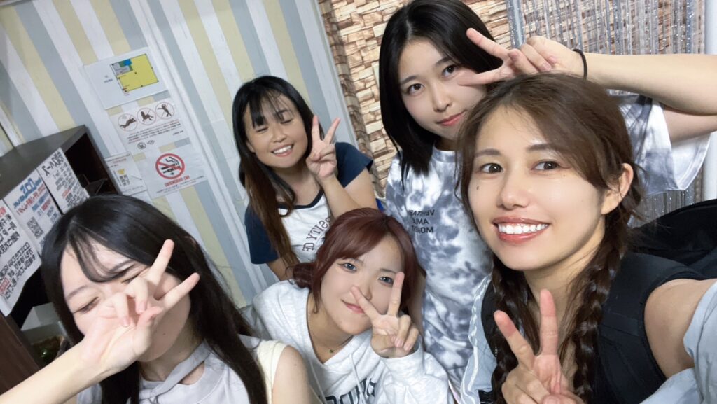 新潟駅近くのK-POPダンススクール初心者少人数クラスのレッスン風景