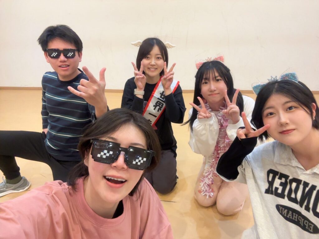 新潟市内のK-POPダンススクール初心者向け少人数指導の様子