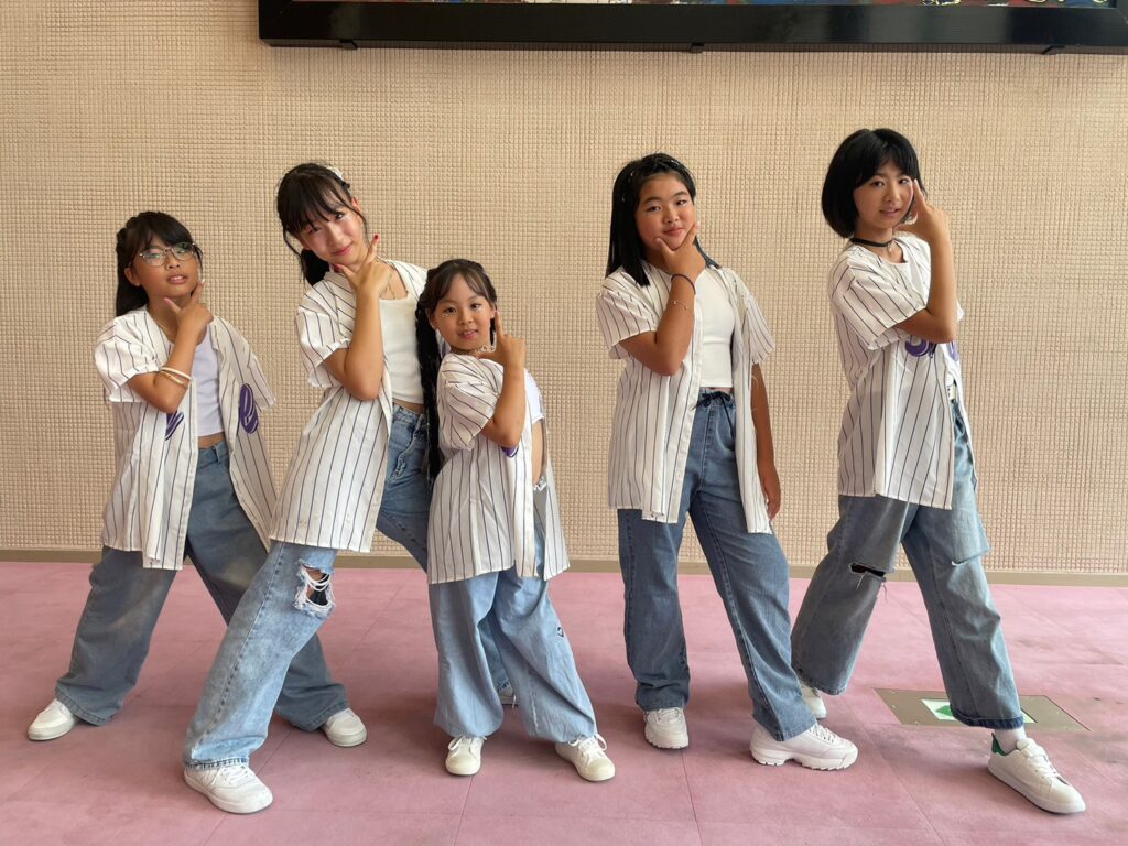 新潟ダンススクールブライトのキッズクラスで初心者の子どもが練習する様子