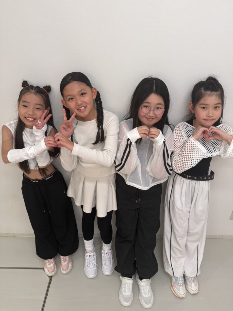 新潟で幼児や小学生が年齢に合わせてキッズダンスを習う様子