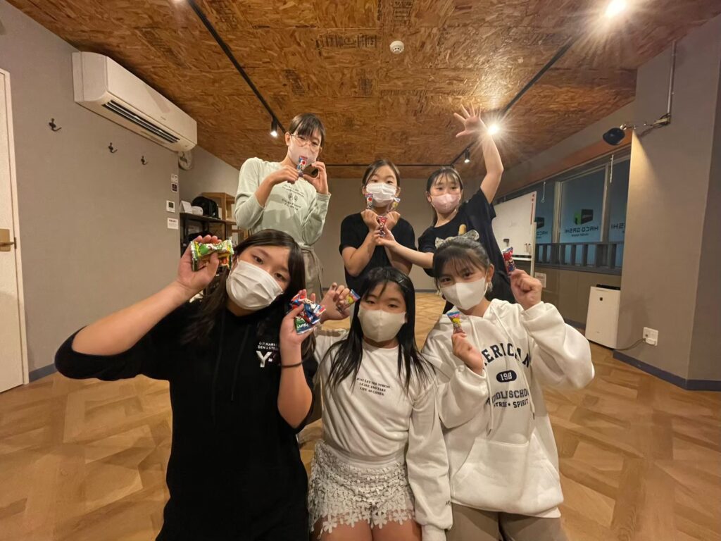新潟の少人数制キッズダンススクールで先生が子どもに教える様子