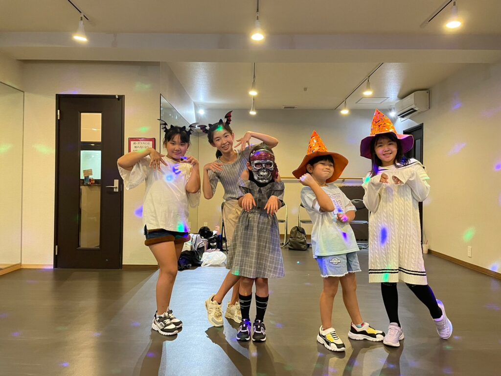 新潟のキッズダンス体験レッスンで先生が子どもに説明する様子