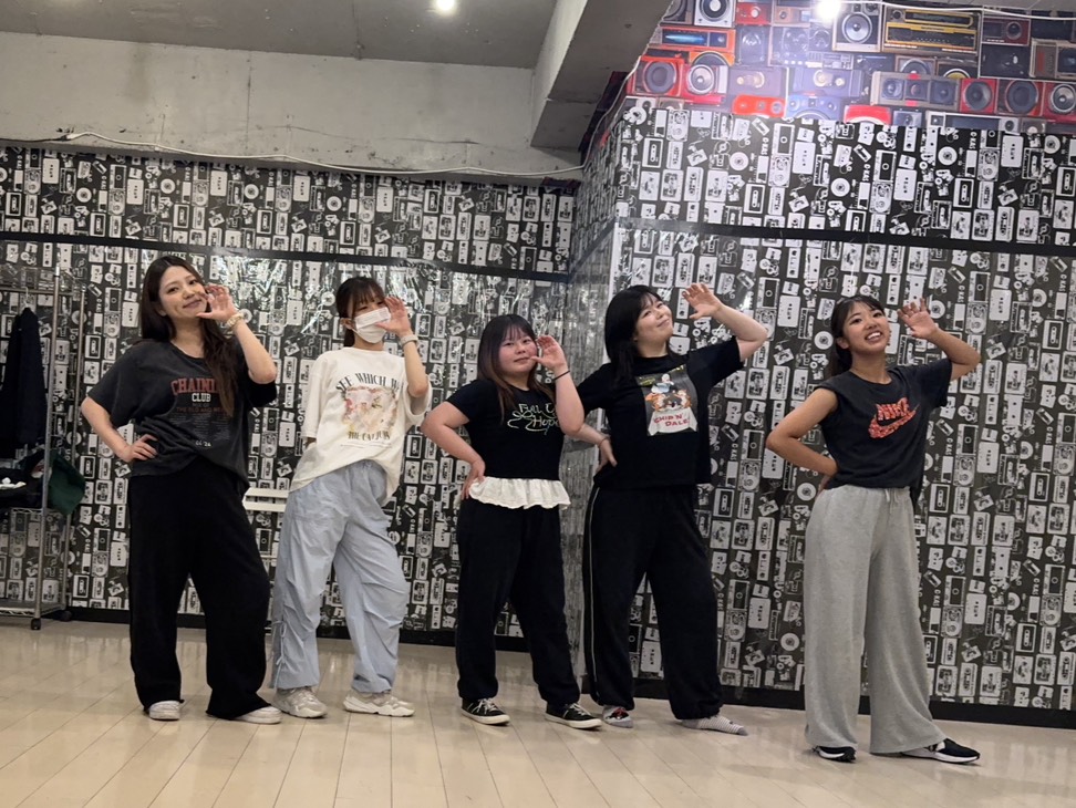 講師と踊りたいK-POP曲を相談する生徒